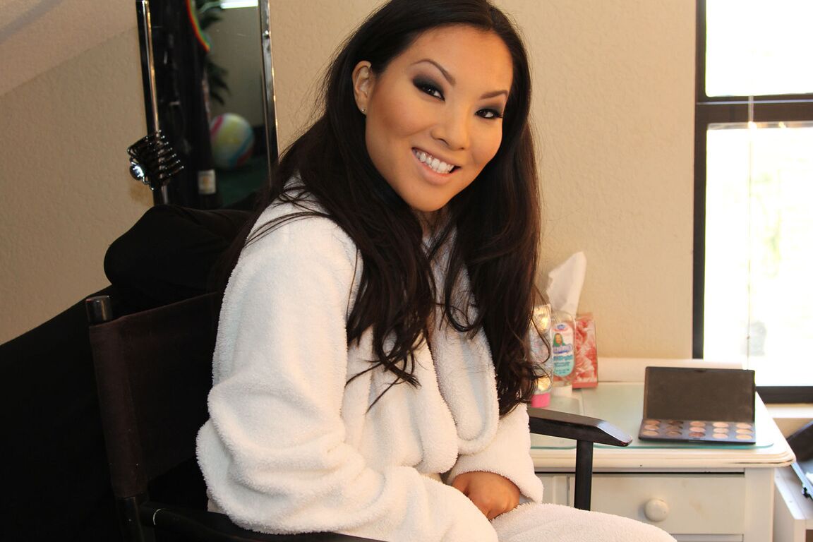 17P La caliente estrella porno asiática Asa Akira se masturba una polla dura con un juguete sexual Fleshlight