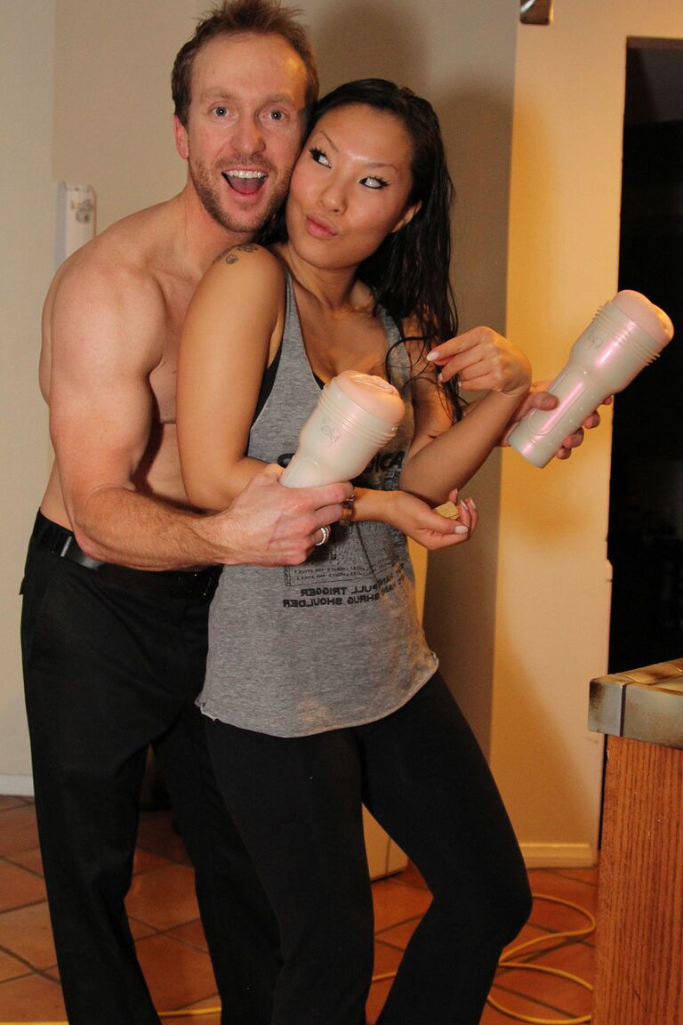 17P La caliente estrella porno asiática Asa Akira se masturba una polla dura con un juguete sexual Fleshlight