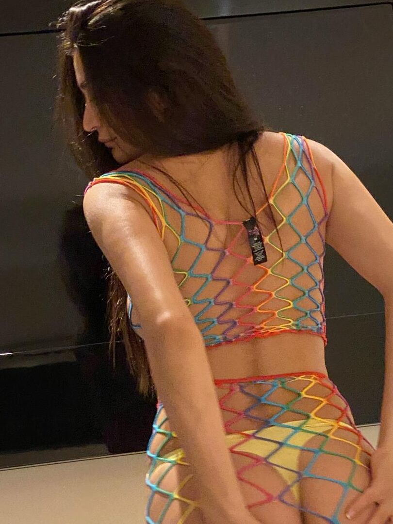 16P Brunette amateur Les modèles sexy Alina XXX voient à travers les vêtements dans une chambre d'hôtel