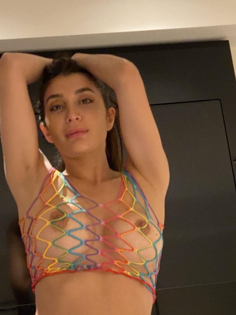 16P Brunette amateur Les modèles sexy Alina XXX voient à travers les vêtements dans une chambre d'hôtel