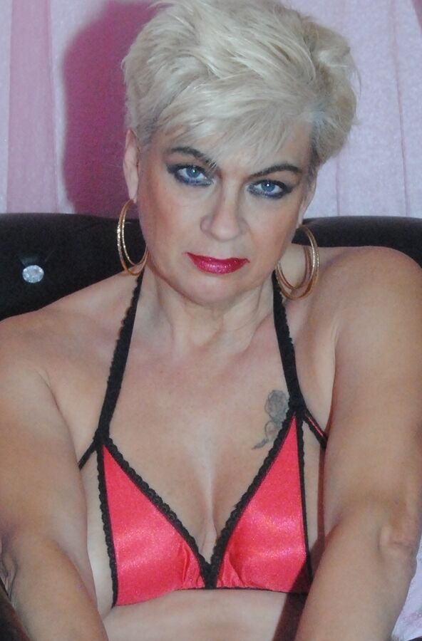 Die 19P ältere Platinblondine Dimonty berührt ihre Muschi in einem freizügigen Bikinioberteil