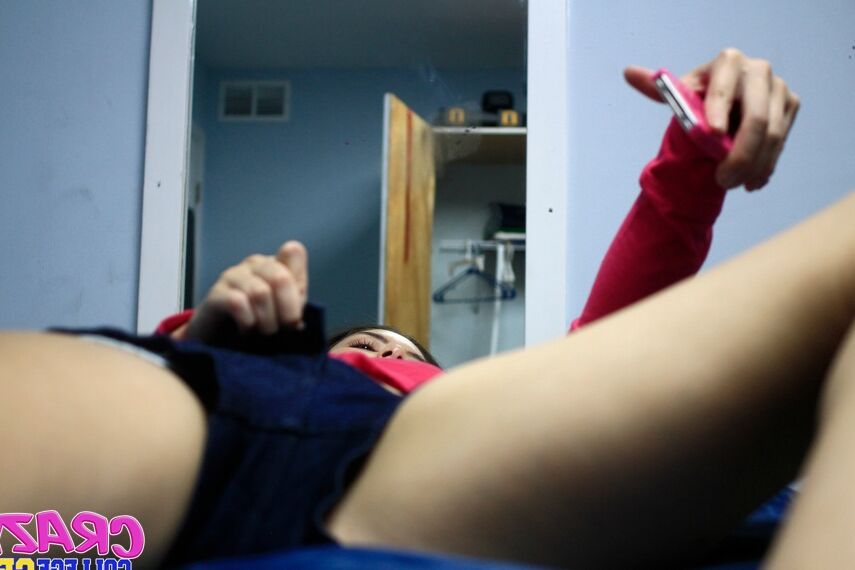 14P Daisy, jeune amateur solo, prend des photos d'auto-masturbation sur le lit.