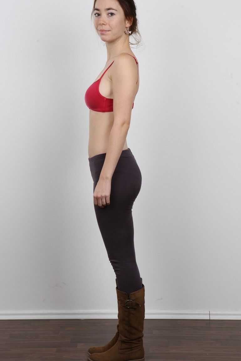 20P Tall female Jana stands naked after disrobing before taking a seat