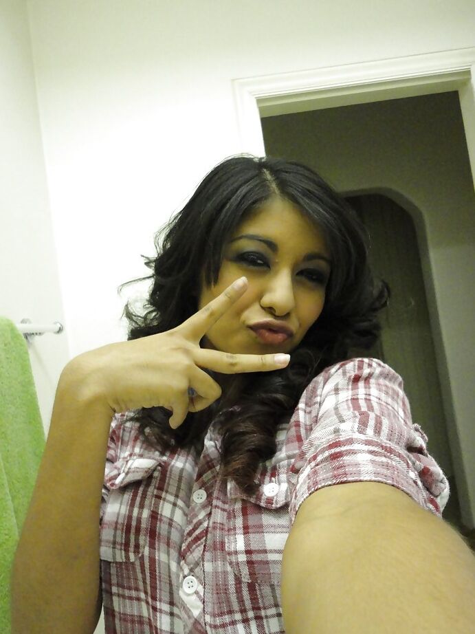 16P A adolescente latina peituda Ruby Reyes espalhando sua buceta apertada após o banho