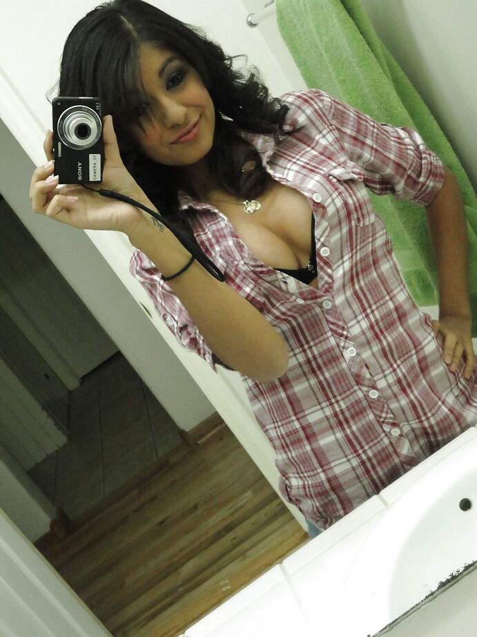 16P A adolescente latina peituda Ruby Reyes espalhando sua buceta apertada após o banho
