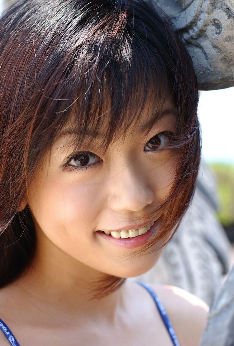 16P La pequeña japonesa Saki Ninomiya modela no desnuda en una combinación de sujetador y bragas