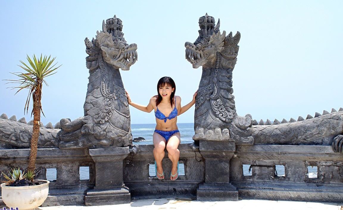 16P La pequeña japonesa Saki Ninomiya modela no desnuda en una combinación de sujetador y bragas