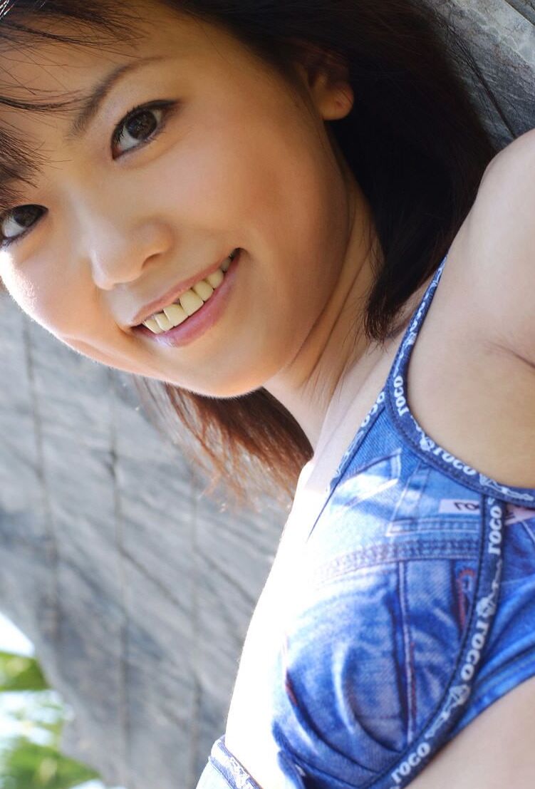 16P La pequeña japonesa Saki Ninomiya modela no desnuda en una combinación de sujetador y bragas