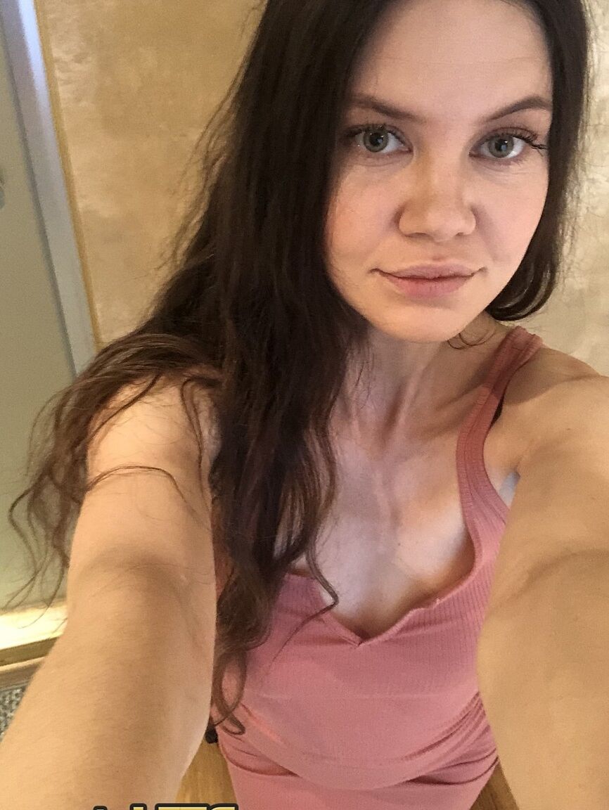 21P Linda adolescente Amanda Clarke mostrando seus seios naturais