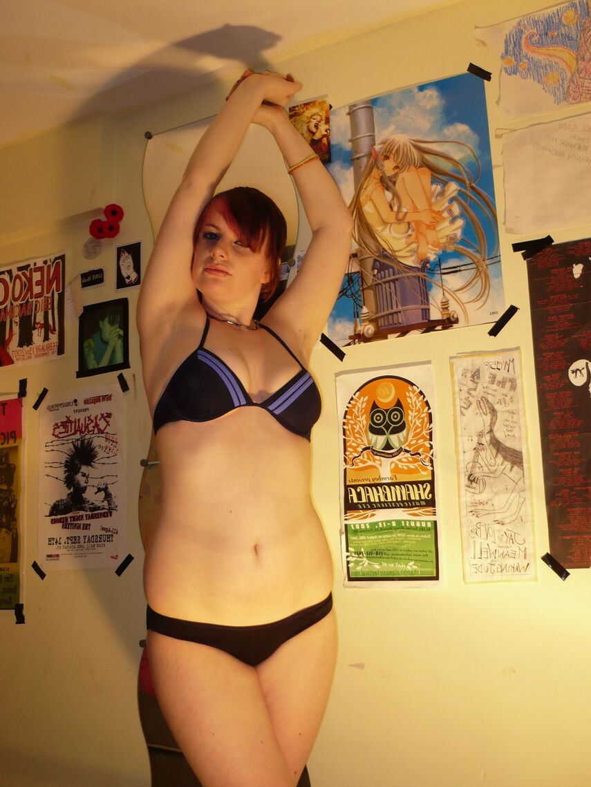 12P Cute emo adolescente despe-se em seu quarto na cam