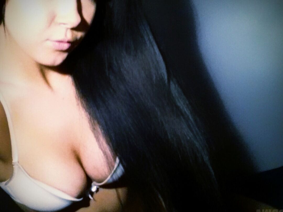 16P Garota amadora com longos cabelos negros Sabrina Sins tira selfies nuas