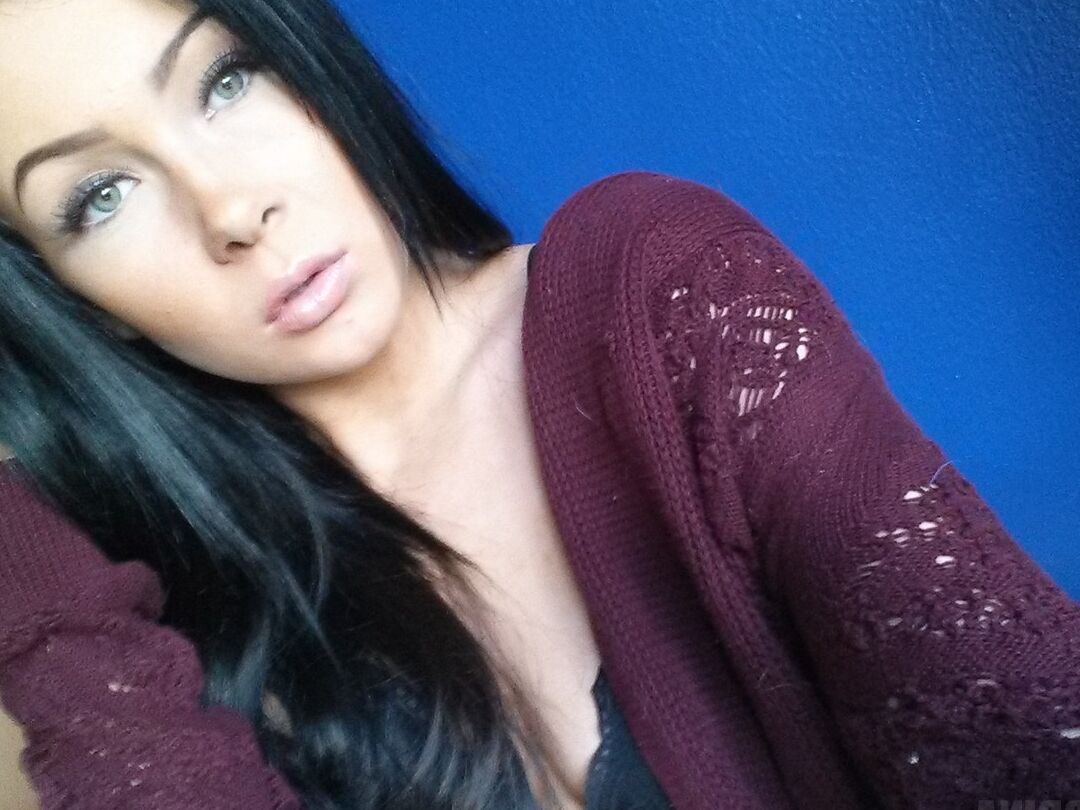 16P Garota amadora com longos cabelos negros Sabrina Sins tira selfies nuas