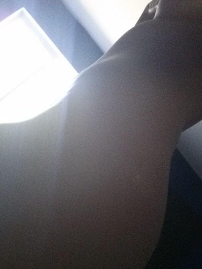 16P Garota amadora com longos cabelos negros Sabrina Sins tira selfies nuas