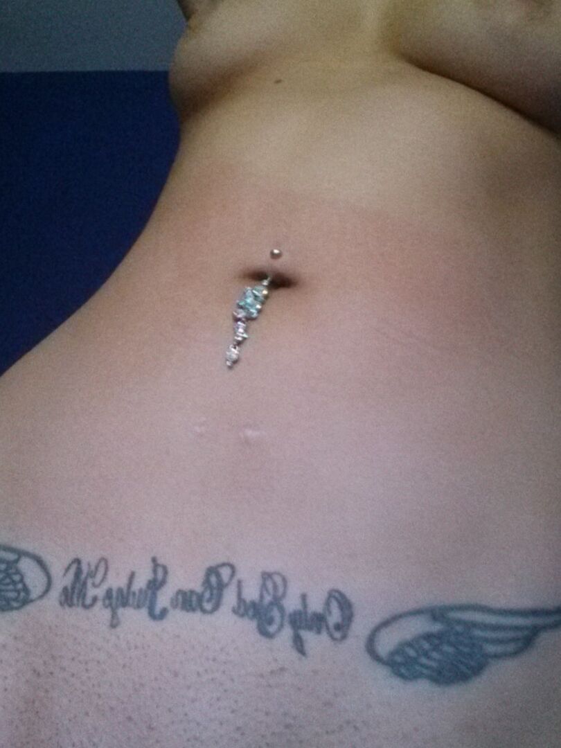 16P Garota amadora com longos cabelos negros Sabrina Sins tira selfies nuas