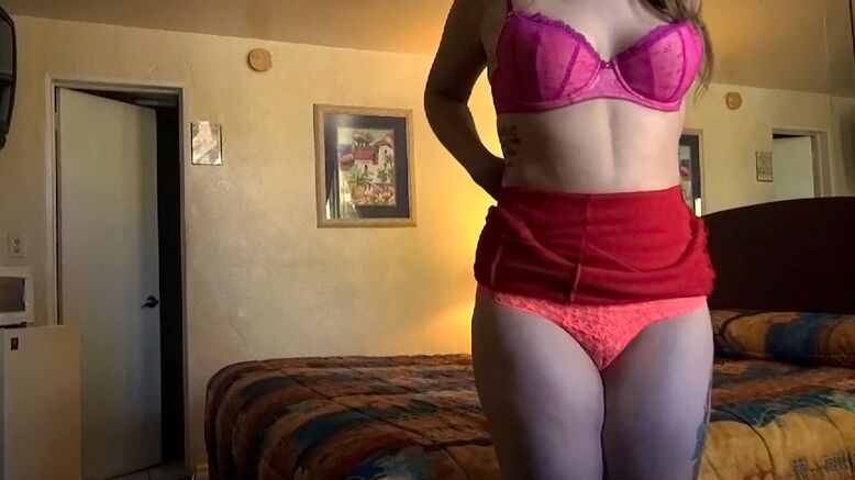 16P La rubia Mandee Moore se quita el sujetador y las bragas antes de masturbarse