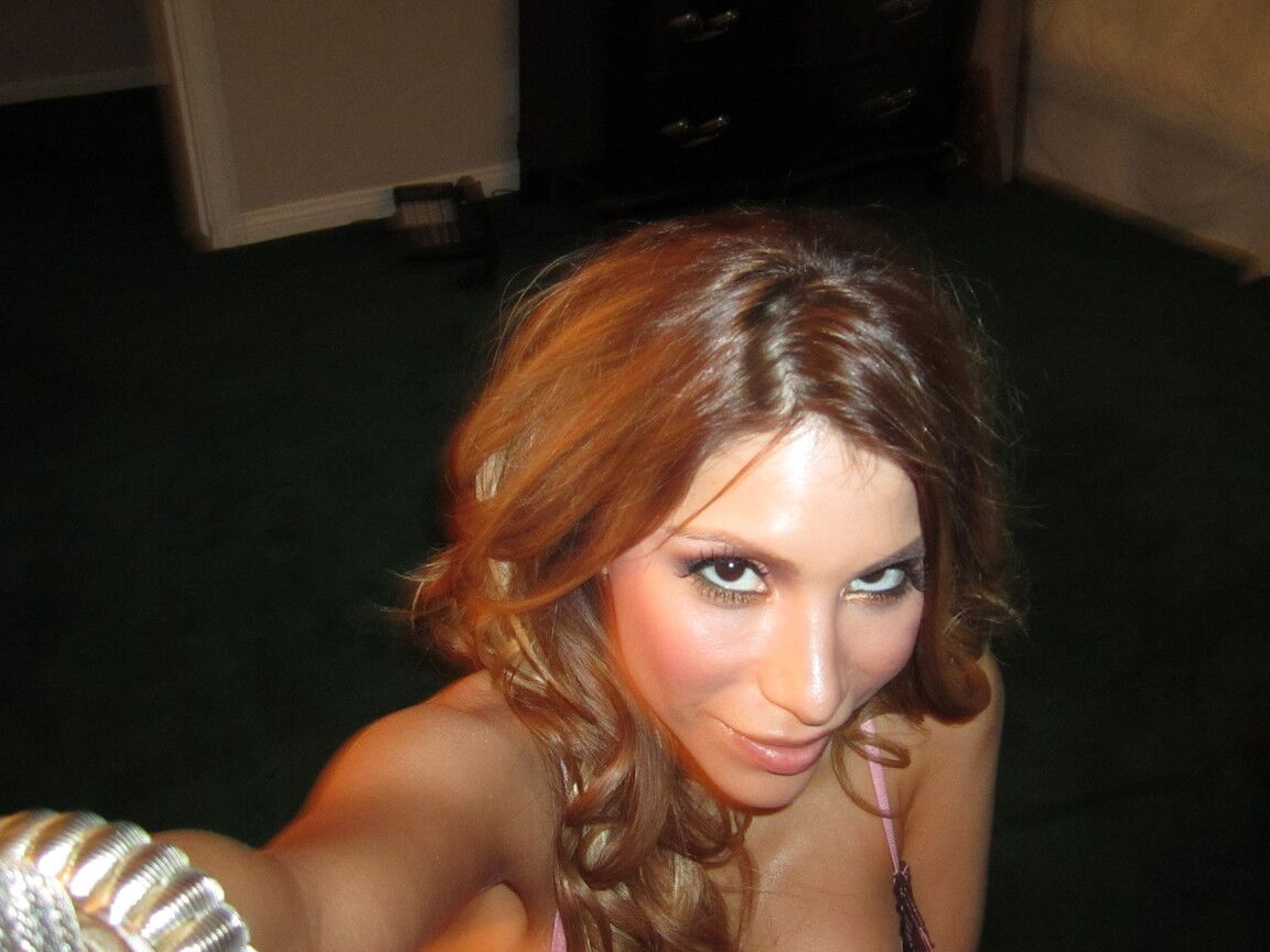 17P Glamorosa estrella porno con botas Alexa Nicole posando y mostrando su sexy cuerpo