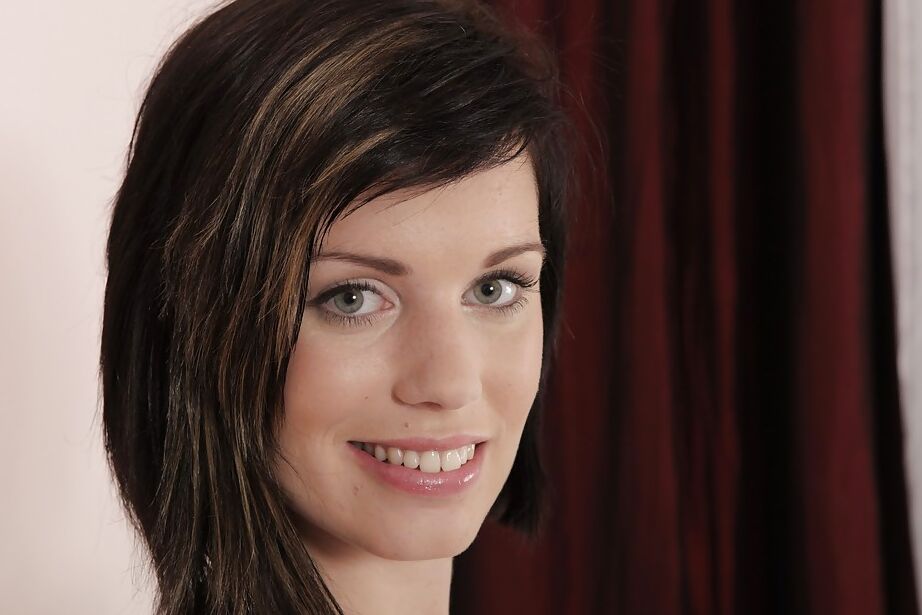 16P La brune au beau cul, Angela, enlève sa culotte pour se défoncer la chatte