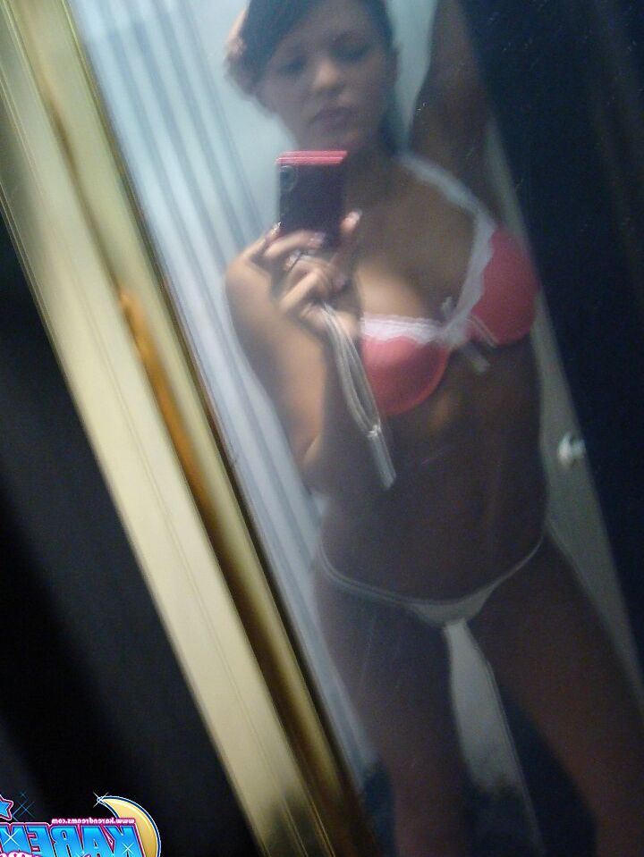 12P La adolescente amateur Karen pierde una teta del sujetador mientras se toma fotos