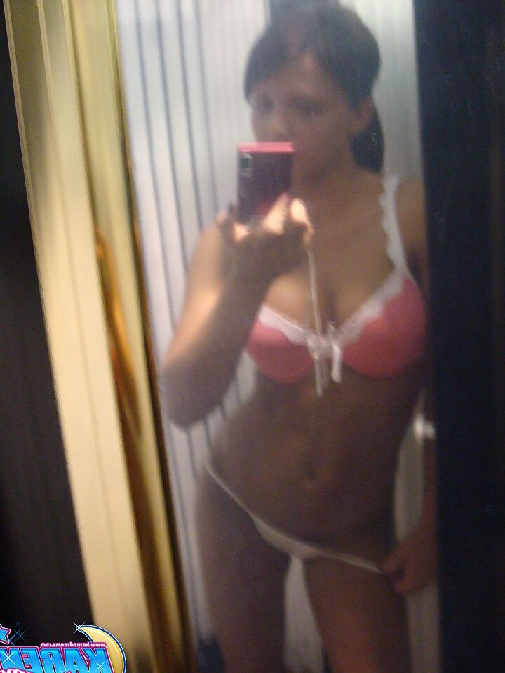 12P La adolescente amateur Karen pierde una teta del sujetador mientras se toma fotos