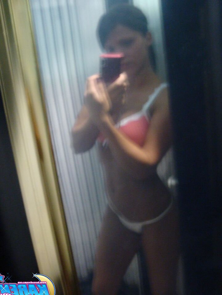 12P La adolescente amateur Karen pierde una teta del sujetador mientras se toma fotos