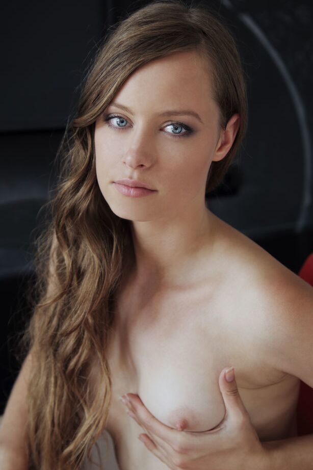 18P Adolescente excitada Milana K mostrando seus peitos pequenos