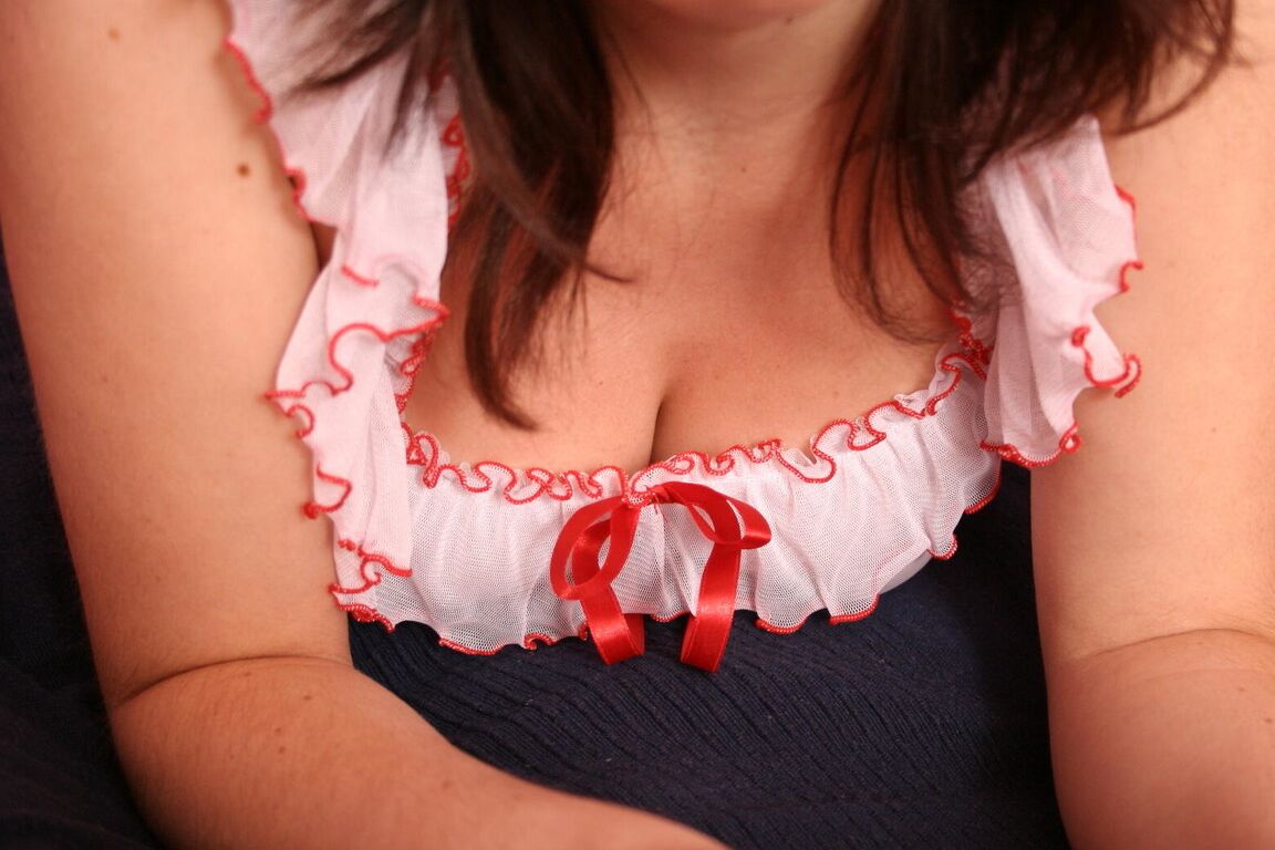 16P Dulce chica libera sus hermosas tetas y su coño de la sensual lencería