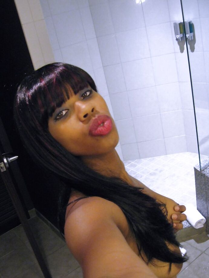 12P Ebony adolescente Queen V apresenta uma coleção quente de cenas de auto-filmagem