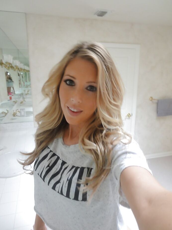 15P Jovem loira Samantha Saint tirando selfies nuas no banheiro