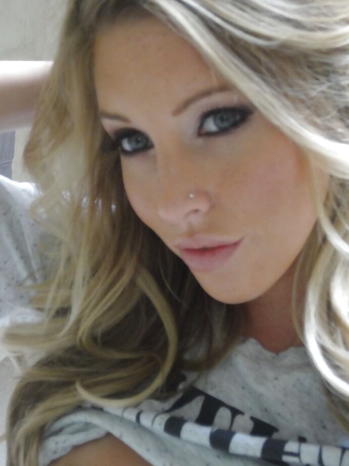15P Jovem loira Samantha Saint tirando selfies nuas no banheiro