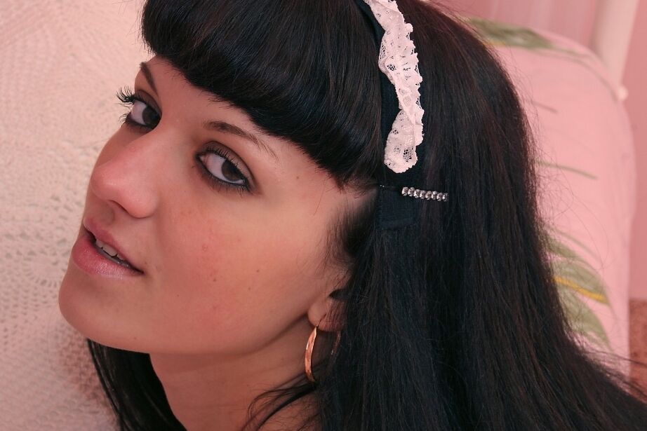 16P Une brune impertinente en uniforme de femme de chambre sexy chevauche une bite jouet