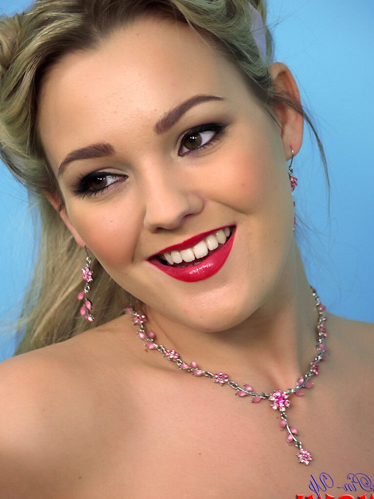 17P Belle femme en jupe courte