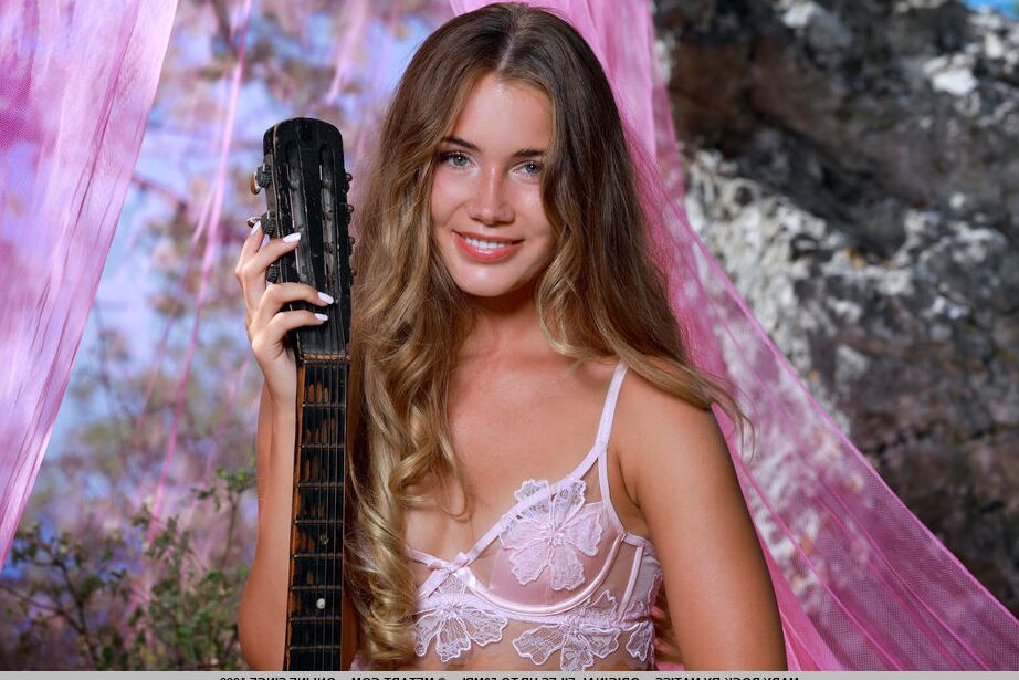 18P La belle adolescente Mary Rock enlève sa lingerie sexy tout en tenant une guitare acoustique