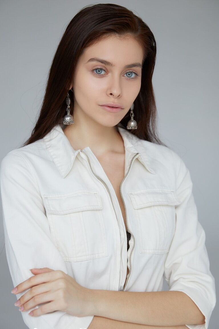 21P Victoria Garin, de olhos azuis, tira sua lingerie transparente para mostrar seus lindos seios