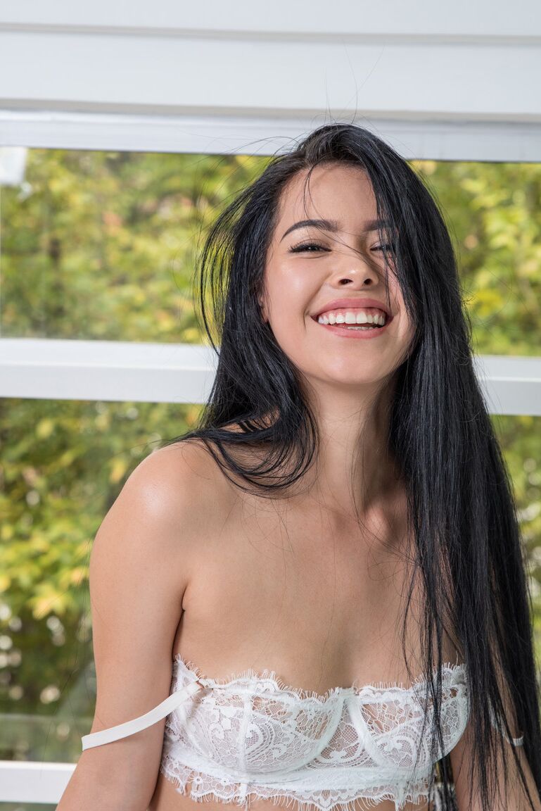 21P Doce Latina com peitos pequenos Paolina esfrega a vagina em show solo