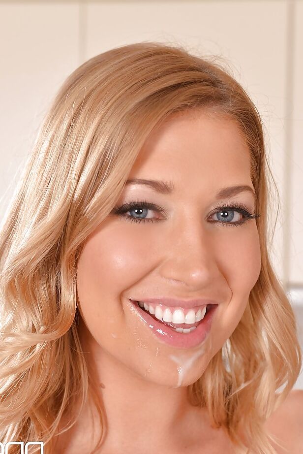 16P A pornstar europeia Lexi Lowe tirando lingerie durante sexo oral na cozinha