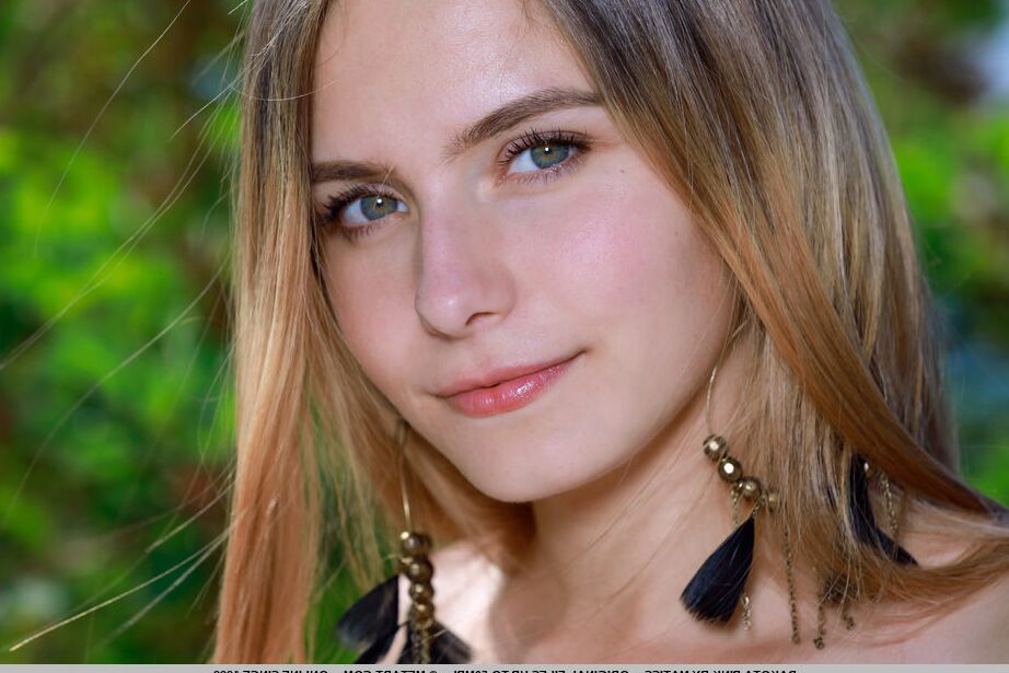 18P La caliente adolescente Dakota Pink se quita un body de modelo desnuda en un mirador junto al mar