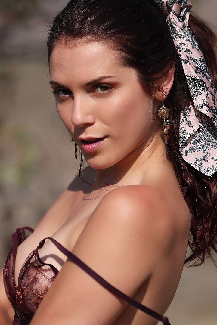 12P Garota descalça tira seu modelo de lingerie totalmente nua em uma pedra