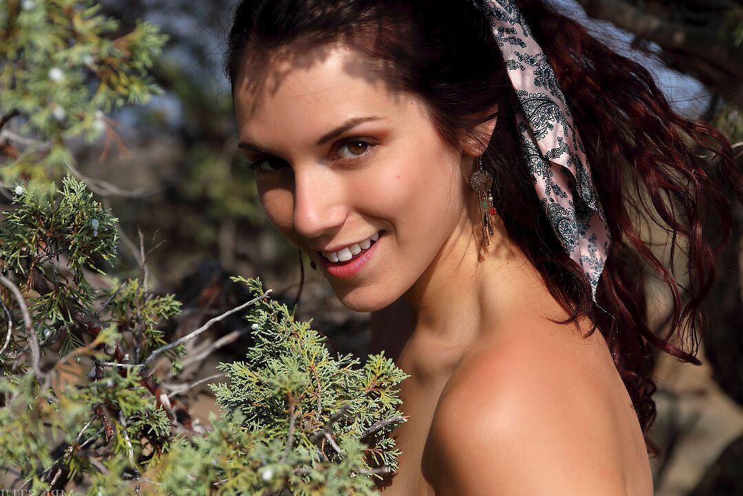 12P Garota descalça tira seu modelo de lingerie totalmente nua em uma pedra