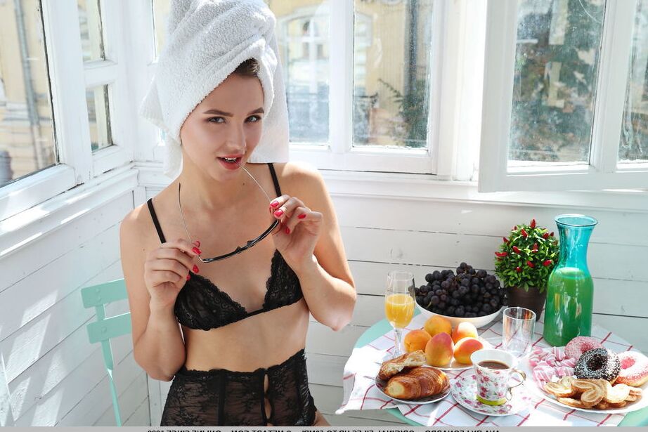 18P Modelo adolescente glamourosa faz ótimas poses durante o brunch em lingerie e meia-calça