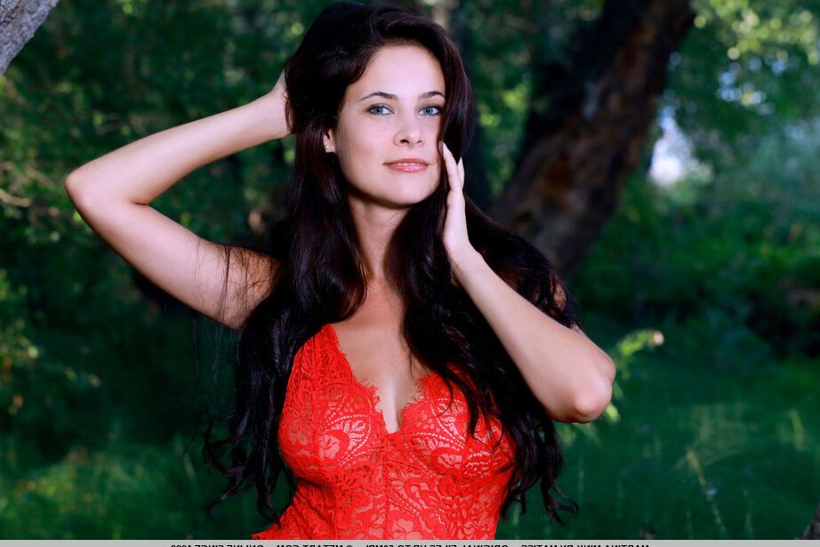 18P A adolescente de cabelos escuros Martina Mink tira lingerie vermelha para modelar nua na floresta