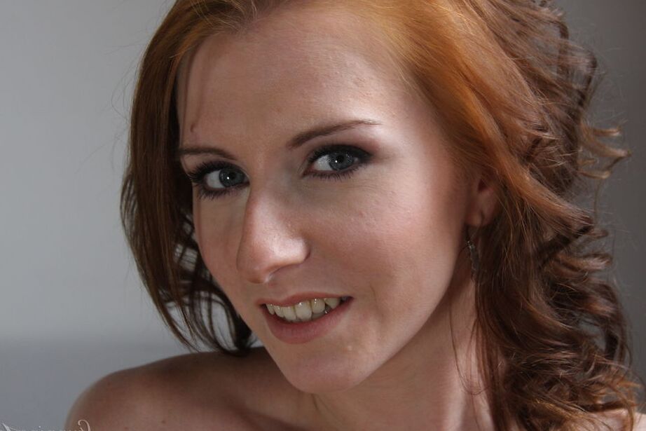 16P Barely legal redhead Hanka concludes a nude modelling gig with an ass grab