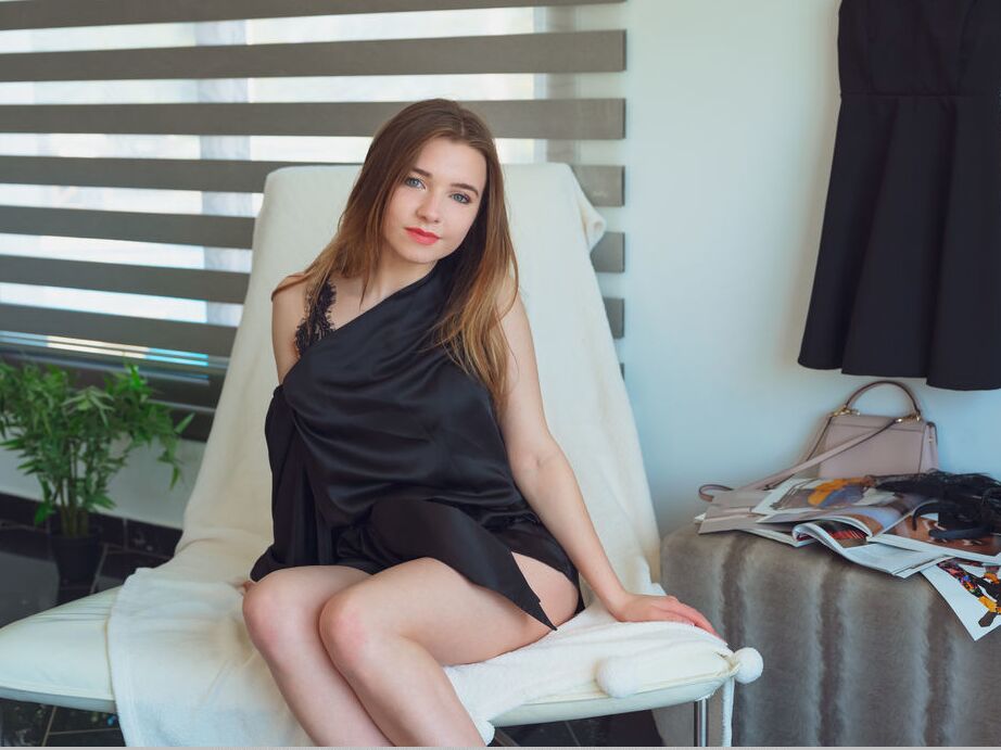 18P A doce jovem Elvera abandona um vestidinho preto para modelar nua