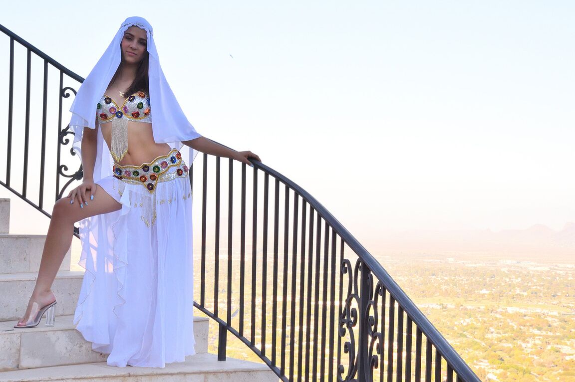 15P A modelo amadora Kylie mostra seu agarramento durante a saia levantada sem ação de calcinha
