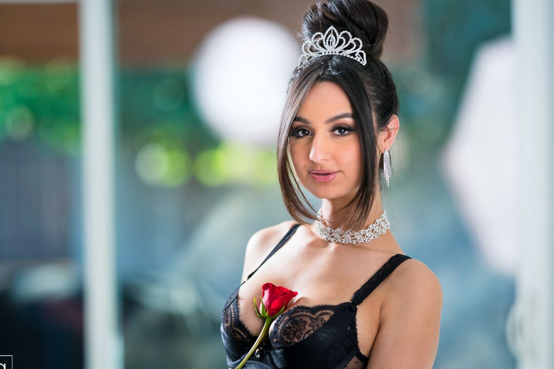 16P La joven latina Eliza Ibarra seduce a su amigo en lencería negra y medias de nailon