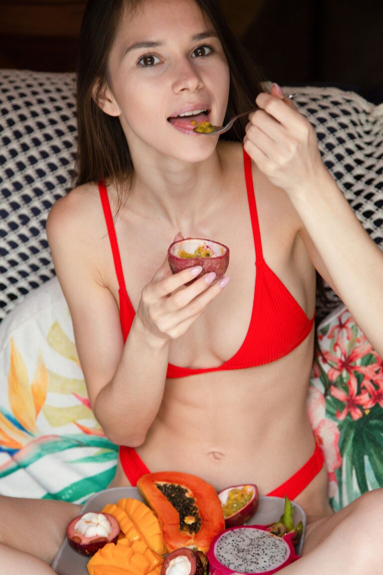 21P A adolescente magra Leona Mia fica nua para mostrar seus peitos pequenos