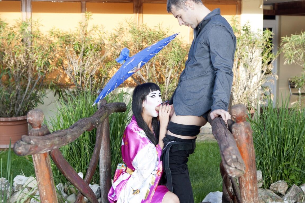 Das 17-jährige Geisha-Mädchen Kitty Lovedream mit flachem Busen lässt sich draußen am Koi-Teich ficken