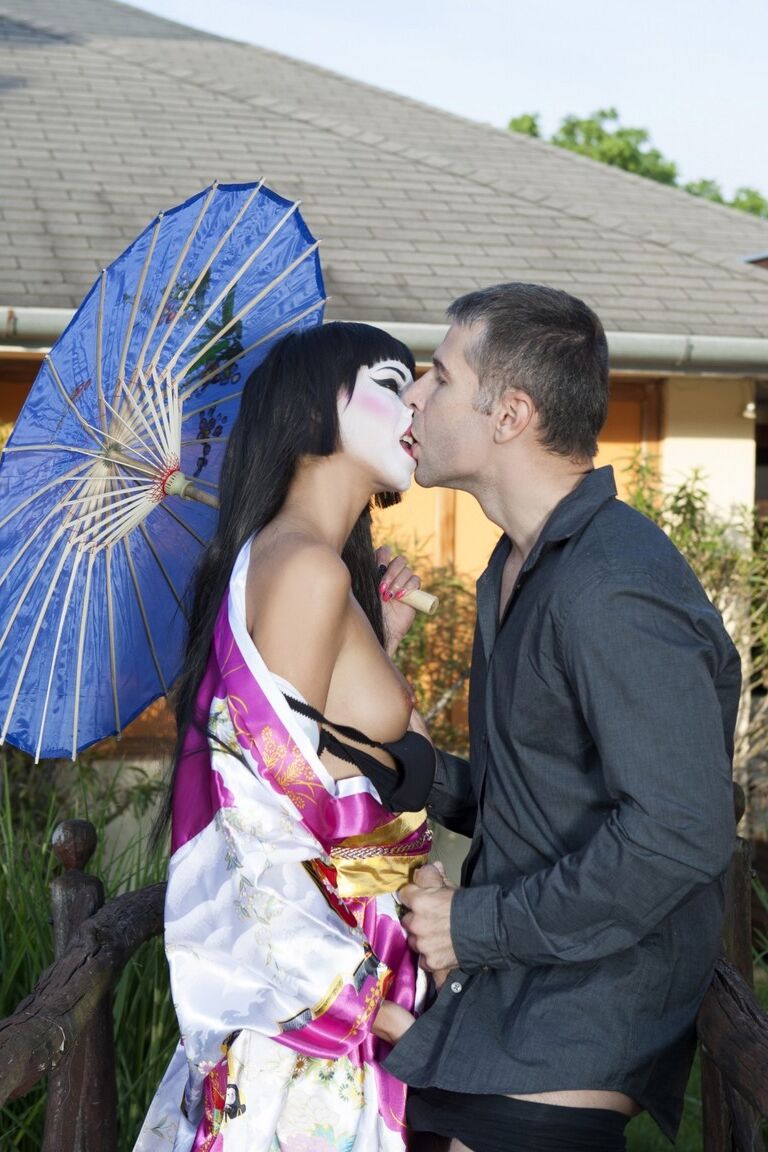 Das 17-jährige Geisha-Mädchen Kitty Lovedream mit flachem Busen lässt sich draußen am Koi-Teich ficken
