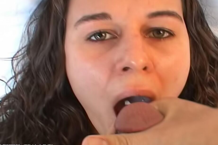 17P Garota morena leva uma gozada na boca durante sexo POV em um bodystocking