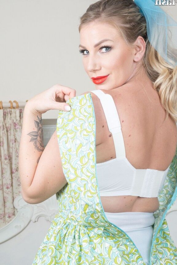 16P La mujer con clase Danielle Maye trabaja sus grandes tetas y su coño sin ropa retro