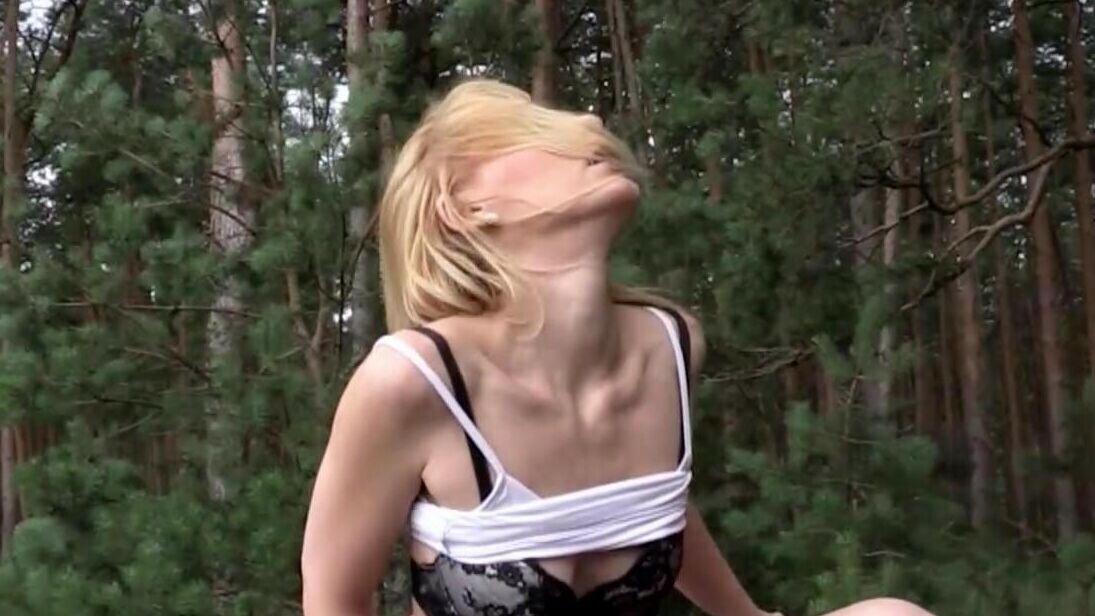 15P Ashlee Cox, amatrice caucasienne, fait l'amour sur un banc en bois dans un parc.